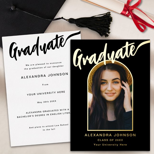 Invitación Con Relieve Metalizado Moderna caligrafía de arco de fotografía para grad (Modern graduate photo arch elegant calligraphy black and gold foil graduation announcement card)