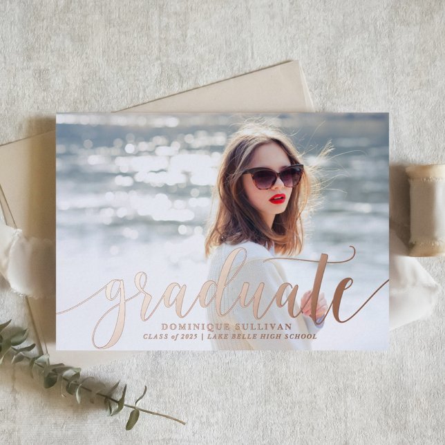 Invitación Con Relieve Metalizado Moderna caligrafía Foto Rosa de graduación Gold (Personalized Photo Graduation Invitation with Rose Gold Foil Modern Calligraphy – Customizable Photo)
