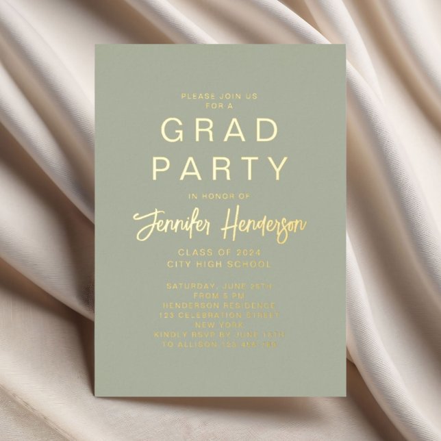 Invitación Con Relieve Metalizado Moderna fiesta de graduación de guión verde sabio  (Modern Sage Green Script Graduation Party Gold Foil Invitation)