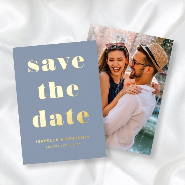 Invitación Con Relieve Metalizado Moderna Foto Azul Dusty Save The Date Gold (Modern Dusty Blue Photo Save The Date Gold Foil Invitation)