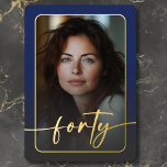 Invitación Con Relieve Metalizado Moderna foto azul mínima cuadragésimo cumpleaños<br><div class="desc">Celebre con un estilo tranquilo y elegante con esta invitación a la fiesta de cuarenta años, sencilla y moderna, diseñada con un estilo que gira en torno a usted. Con tu foto favorita en forma de rectángulo redondeado bajo un overlay ligeramente oscuro y con un borde de Relieve metalizado real....</div>