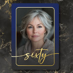 Invitación Con Relieve Metalizado Moderna foto azul mínima sexagésimo cumpleaños<br><div class="desc">Celebra con un estilo tranquilo y elegante con esta invitación a la fiesta de los sesenta años, sencilla y moderna, diseñada con un estilo que gira en torno a ti. Con tu foto favorita en forma de rectángulo redondeado bajo un overlay ligeramente oscuro y con un borde de Relieve metalizado...</div>