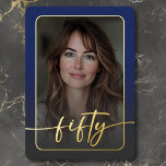 Invitación Con Relieve Metalizado Moderna foto azul minimal 50º cumpleaños<br><div class="desc">Celebre con un estilo tranquilo y elegante con esta invitación de fiesta de 50 años, sencilla y moderna, diseñada con un estilo que se trata de usted. Con tu foto favorita en forma de rectángulo redondeado bajo un overlay ligeramente oscuro y con un borde de Relieve metalizado real. Un Relieve...</div>