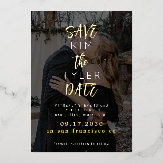 Invitación Con Relieve Metalizado Moderna foto de boda en oro negro guardar fecha  (Anverso)