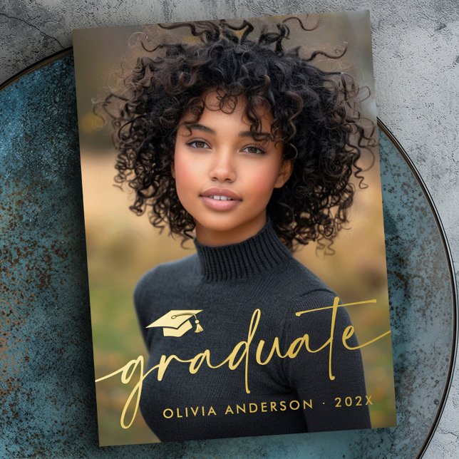 Invitación Con Relieve Metalizado Moderna foto de graduación de foto mínima de guión (Modern minimal script cap photo graduation real foil invitation)
