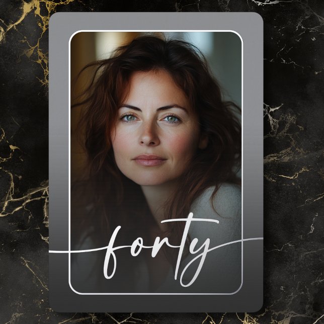 Invitación Con Relieve Metalizado Moderna foto gris minimal cuadragésimo cumpleaños (Modern Minimal Gray Photo Fortieth Birthday Foil Invitation)