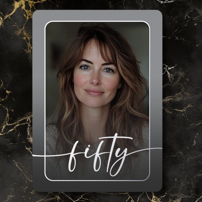 Invitación Con Relieve Metalizado Moderna foto gris minimal quincuagésimo cumpleaños (Modern Minimal Gray Photo Fiftieth Birthday Foil Invitation)