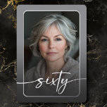 Invitación Con Relieve Metalizado Moderna foto gris minimal sexagésimo cumpleaños<br><div class="desc">Celebra con un estilo tranquilo y elegante con esta invitación a la fiesta de los sesenta años, sencilla y moderna, diseñada con un estilo que gira en torno a ti. Con tu foto favorita en forma de rectángulo redondeado bajo un overlay ligeramente oscuro y con un borde de Relieve metalizado...</div>