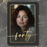 Invitación Con Relieve Metalizado Moderna foto negra mínima cuadragésimo cumpleaños<br><div class="desc">Celebre con un estilo tranquilo y elegante con esta invitación a la fiesta de cuarenta años, sencilla y moderna, diseñada con un estilo que gira en torno a usted. Con tu foto favorita en forma de rectángulo redondeado bajo un overlay ligeramente oscuro y con un borde de Relieve metalizado real....</div>