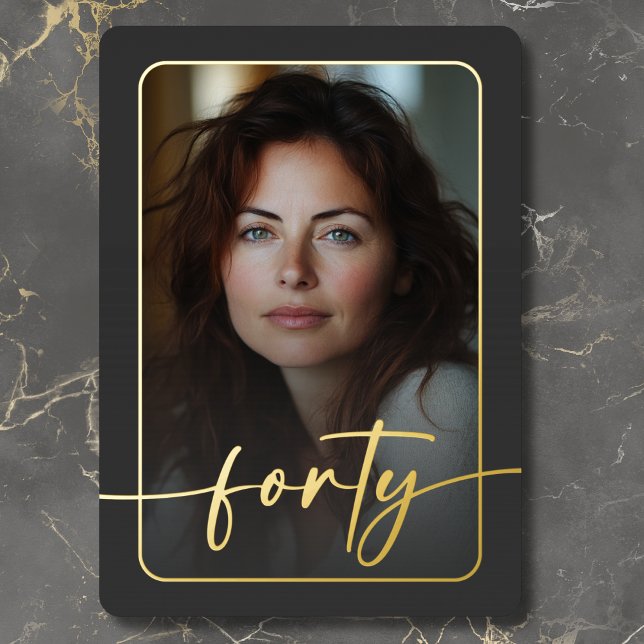 Invitación Con Relieve Metalizado Moderna foto negra mínima cuadragésimo cumpleaños (Modern Minimal Black Photo Fortieth Birthday Foil Invitation)