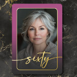 Invitación Con Relieve Metalizado Moderna foto rosa mínima sexagésimo cumpleaños<br><div class="desc">Celebra con un estilo tranquilo y elegante con esta invitación a la fiesta de los sesenta años, sencilla y moderna, diseñada con un estilo que gira en torno a ti. Con tu foto favorita en forma de rectángulo redondeado bajo un overlay ligeramente oscuro y con un borde de Relieve metalizado...</div>