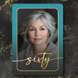 Invitación Con Relieve Metalizado Moderna foto turquesa mínima 60º cumpleaños<br><div class="desc">Celebra con un estilo tranquilo y elegante con esta invitación a la fiesta de los sesenta años, sencilla y moderna, diseñada con un estilo que gira en torno a ti. Con tu foto favorita en forma de rectángulo redondeado bajo un overlay ligeramente oscuro y con un borde de Relieve metalizado...</div>