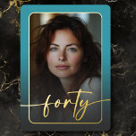 Invitación Con Relieve Metalizado Moderna foto turquesa mínima cuarenta cumpleaños<br><div class="desc">Celebre con un estilo tranquilo y elegante con esta invitación a la fiesta de cuarenta años, sencilla y moderna, diseñada con un estilo que gira en torno a usted. Con tu foto favorita en forma de rectángulo redondeado bajo un overlay ligeramente oscuro y con un borde de Relieve metalizado real....</div>