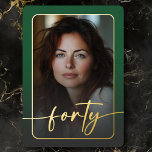 Invitación Con Relieve Metalizado Moderna foto verde mínima cuadragésimo cumpleaños<br><div class="desc">Celebre con un estilo tranquilo y elegante con esta invitación a la fiesta de cuarenta años, sencilla y moderna, diseñada con un estilo que gira en torno a usted. Con tu foto favorita en forma de rectángulo redondeado bajo un overlay ligeramente oscuro y con un borde de Relieve metalizado real....</div>