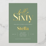 Invitación Con Relieve Metalizado Moderna tipografía mínima simple cumpleaños número<br><div class="desc">Moderna tipografía mínima simple foto sage verde y oro invitación de cumpleaños 60. Parte de una colección contemporánea.</div>