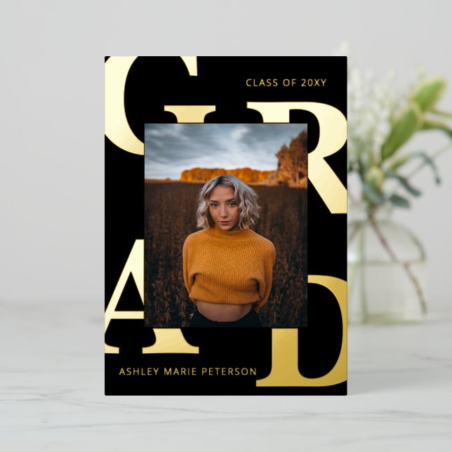 Invitación Con Relieve Metalizado Modernas letras negritas negritas Oro Negro Gradua (Anverso de pie)