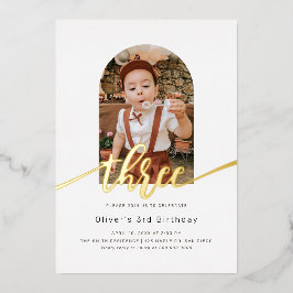 Invitación Con Relieve Metalizado Moderno Arco Mínimo Foto Tercer Cumpleaños