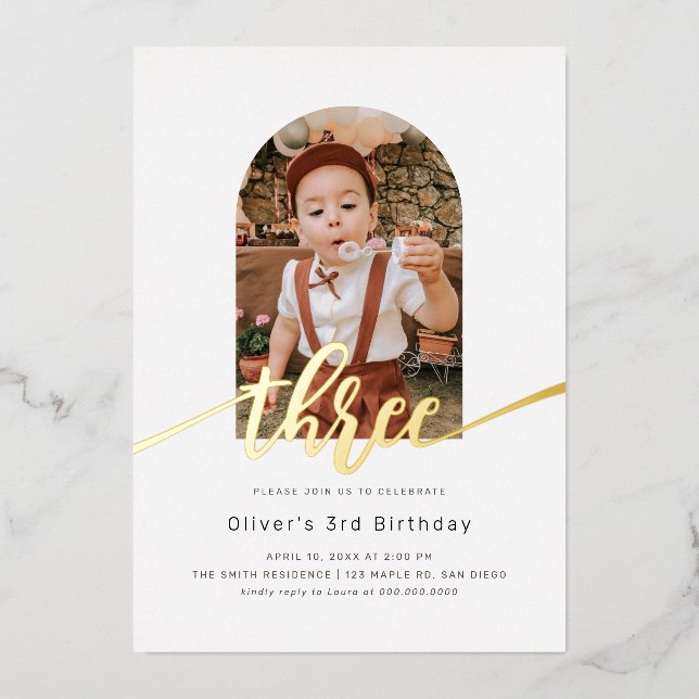 Invitación Con Relieve Metalizado Moderno Arco Mínimo Foto Tercer Cumpleaños (Anverso)