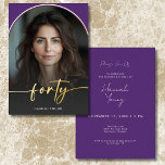 Invitación Con Relieve Metalizado Moderno Arco Mínimo Púrpura Cuarenta Cumpleaños<br><div class="desc">Celebre con un estilo tranquilo y elegante con esta invitación a la fiesta de cuarenta años, sencilla y moderna, diseñada con un estilo que gira en torno a usted. Con tu foto favorita en forma de arco bajo un overlay ligeramente oscuro y con un borde de Relieve metalizado real. Un...</div>