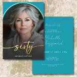 Invitación Con Relieve Metalizado Moderno Arco Mínimo Turquesa Sexagésimo Cumpleaños<br><div class="desc">Celebra con un estilo tranquilo y elegante con esta invitación a la fiesta de los sesenta años, sencilla y moderna, diseñada con un estilo que gira en torno a ti. Con tu foto favorita en forma de arco bajo un overlay ligeramente oscuro y con un borde de Relieve metalizado real....</div>