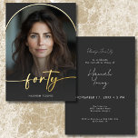 Invitación Con Relieve Metalizado Moderno Arco Negro Mínimo Cuarenta Cumpleaños<br><div class="desc">Celebre con un estilo tranquilo y elegante con esta invitación a la fiesta de cuarenta años, sencilla y moderna, diseñada con un estilo que gira en torno a usted. Con tu foto favorita en forma de arco bajo un overlay ligeramente oscuro y con un borde de Relieve metalizado real. Un...</div>