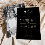 Invitación Con Relieve Metalizado Moderno Boda de fotografía elegante de monograma d<br><div class="desc">Haga una declaración audaz con esta invitación minimalista y moderna a la boda, con sus iniciales en monograma y detalles bodas en lujosas letras de Relieve metalizado dorado. Los elegantes acentos de escritura caligráfica añaden un toque refinado al diseño elegante. El llamativo fondo negro se puede personalizar a cualquier color...</div>
