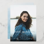 Invitación Con Relieve Metalizado Moderno foto de plata azul 16º cumpleaños<br><div class="desc">Modern Blue Silver foto Invitación al Relieve metalizado de cumpleaños 16</div>