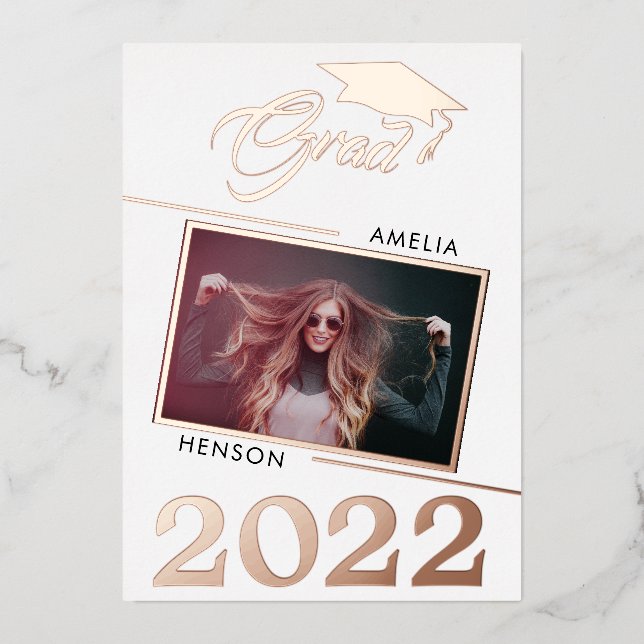 Invitación Con Relieve Metalizado Moderno Graduado 2 Foto Graduada Rosa Oro (Anverso)