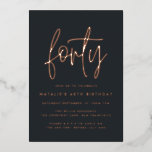 Invitación Con Relieve Metalizado Moderno guión elegante de 40 años<br><div class="desc">Moderno guión de Relieve metalizado elegante de 40 años y invitación geométrica de 40 años. Patrón de fondo geométrico moderno. Parte de una colección. Se puede cambiar el color.</div>