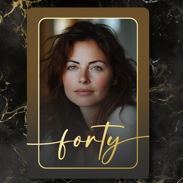 Invitación Con Relieve Metalizado Moderno Minimal Brown Photo 40º cumpleaños (Modern Minimal Brown Photo Fortieth Birthday Foil Invitation)