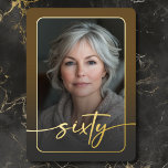 Invitación Con Relieve Metalizado Moderno Minimal Brown Photo Sesenta cumpleaños<br><div class="desc">Celebra con un estilo tranquilo y elegante con esta invitación a la fiesta de los sesenta años, sencilla y moderna, diseñada con un estilo que gira en torno a ti. Con tu foto favorita en forma de rectángulo redondeado bajo un overlay ligeramente oscuro y con un borde de Relieve metalizado...</div>