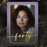 Invitación Con Relieve Metalizado Moderno Minimal Púrpura Foto Cuarenta Cumpleaños<br><div class="desc">Celebre con un estilo tranquilo y elegante con esta invitación a la fiesta de cuarenta años, sencilla y moderna, diseñada con un estilo que gira en torno a usted. Con tu foto favorita en forma de rectángulo redondeado bajo un overlay ligeramente oscuro y con un borde de Relieve metalizado real....</div>