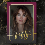 Invitación Con Relieve Metalizado Moderno Mínimo Borgoña Foto Cincuenta Años<br><div class="desc">Celebre con un estilo tranquilo y elegante con esta invitación de fiesta de 50 años, sencilla y moderna, diseñada con un estilo que se trata de usted. Con tu foto favorita en forma de rectángulo redondeado bajo un overlay ligeramente oscuro y con un borde de Relieve metalizado real. Un Relieve...</div>