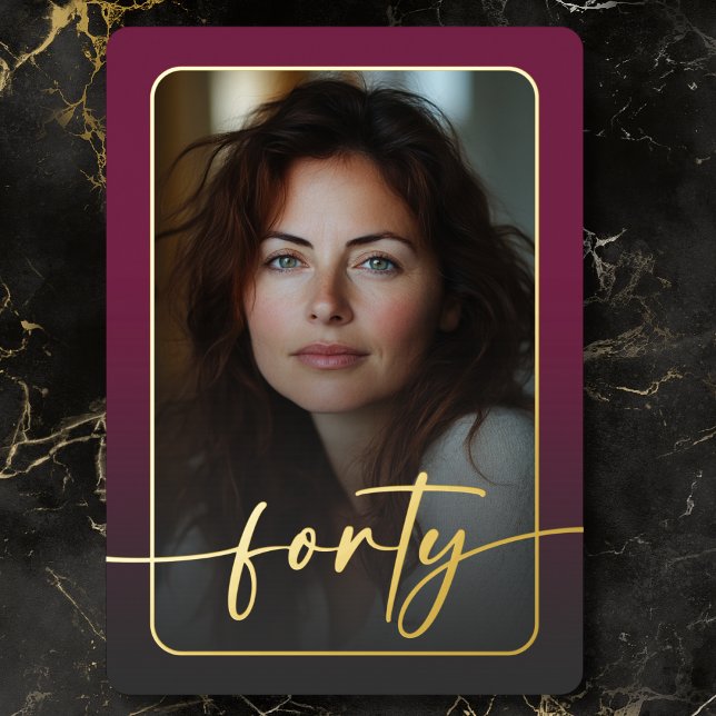 Invitación Con Relieve Metalizado Moderno Mínimo Borgoña Foto Cuarenta Cumpleaños (Modern Minimal Burgundy Photo Fortieth Birthday Foil Invitation)