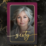 Invitación Con Relieve Metalizado Moderno Mínimo Borgoña Foto Sesenta Cumpleaños<br><div class="desc">Celebra con un estilo tranquilo y elegante con esta invitación a la fiesta de los sesenta años, sencilla y moderna, diseñada con un estilo que gira en torno a ti. Con tu foto favorita en forma de rectángulo redondeado bajo un overlay ligeramente oscuro y con un borde de Relieve metalizado...</div>