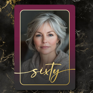 Invitación Con Relieve Metalizado Moderno Mínimo Borgoña Foto Sesenta Cumpleaños