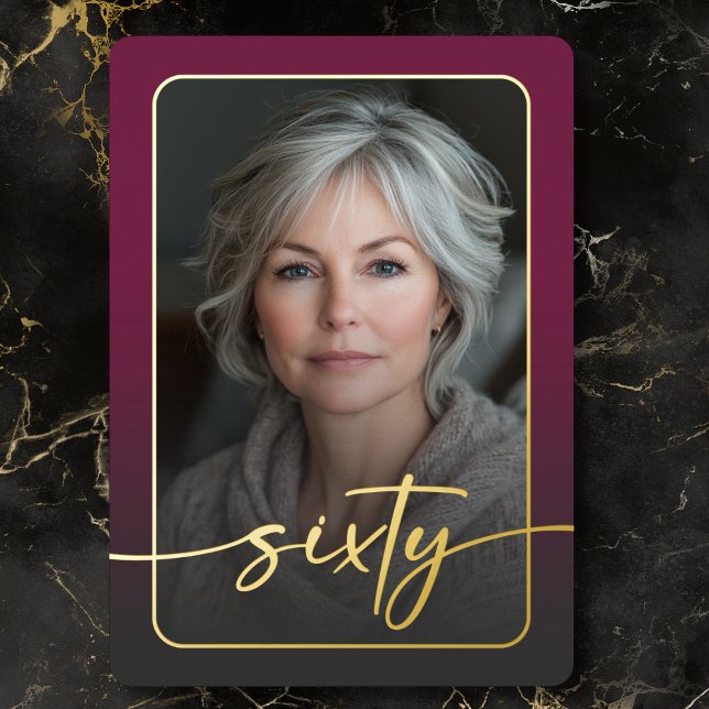 Invitación Con Relieve Metalizado Moderno Mínimo Borgoña Foto Sesenta Cumpleaños (Modern Minimal Burgundy Photo Sixtieth Birthday Foil Invitation)