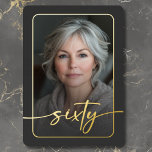 Invitación Con Relieve Metalizado Moderno Mínimo Foto Negra Sexagésimo Cumpleaños<br><div class="desc">Celebra con un estilo tranquilo y elegante con esta invitación a la fiesta de los sesenta años, sencilla y moderna, diseñada con un estilo que gira en torno a ti. Con tu foto favorita en forma de rectángulo redondeado bajo un overlay ligeramente oscuro y con un borde de Relieve metalizado...</div>