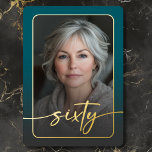 Invitación Con Relieve Metalizado Moderno Mínimo Foto Verde azulada Sexagésimo Cumpl<br><div class="desc">Celebra con un estilo tranquilo y elegante con esta invitación a la fiesta de los sesenta años, sencilla y moderna, diseñada con un estilo que gira en torno a ti. Con tu foto favorita en forma de rectángulo redondeado bajo un overlay ligeramente oscuro y con un borde de Relieve metalizado...</div>