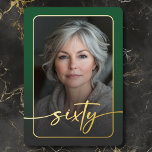 Invitación Con Relieve Metalizado Moderno Mínimo Foto Verde Sexagésimo Cumpleaños<br><div class="desc">Celebra con un estilo tranquilo y elegante con esta invitación a la fiesta de los sesenta años, sencilla y moderna, diseñada con un estilo que gira en torno a ti. Con tu foto favorita en forma de rectángulo redondeado bajo un overlay ligeramente oscuro y con un borde de Relieve metalizado...</div>