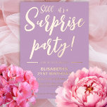 Invitación Con Relieve Metalizado Moderno y elegante Violeta 21 cumpleaños sorpresa<br><div class="desc">Presentamos una nueva,  moderna y elegante,  invitación a la fiesta de cumpleaños para adultos con fondo violeta pastel y un texto de tipografía escrito a mano con papel dorado que dice "¡shh! es un fiesta sorpresa". Personalizar esta tarjeta de plantilla agregando su propia información de fiesta.</div>