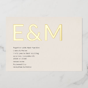 Invitación Con Relieve Metalizado Monograma beige de boda moderno y audaz