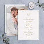 Invitación Con Relieve Metalizado Monograma clásico Boda de fotografía Gold<br><div class="desc">Presentamos la invitación nupcial perfecta para la novia moderna — la invitación al Relieve metalizado dorado de fotografía de Monograma de Script Clásico! Esta elegante invitación clásica cautivará a sus huéspedes con su lujoso Relieve metalizado dorado y su paleta blanca, perfecta para cualquier tipo de evento formal. El guión de...</div>