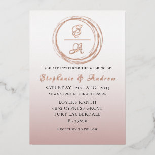Invitación Con Relieve Metalizado Monograma de Bodas con Caligrafía en Oro Rosa Mode
