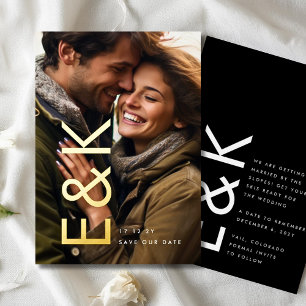 Invitación Con Relieve Metalizado Monograma de fotografía dorada ultramoderno Ahorra