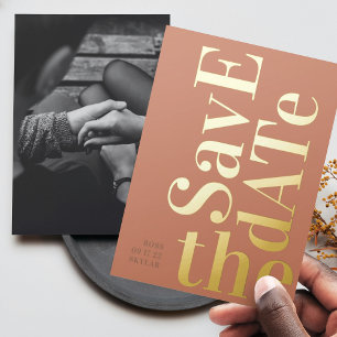 Invitación Con Relieve Metalizado Monograma Dusty Naranja Terracotta Guardar La Fech