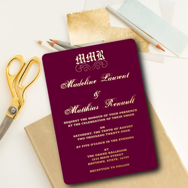 Invitación Con Relieve Metalizado Monograma elegante Borgoña y Boda de oro (Subido por el creador)