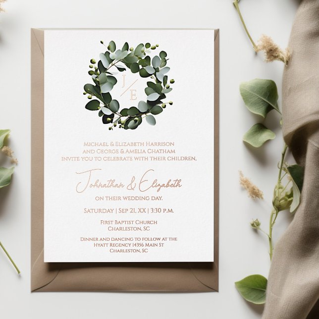 Invitación Con Relieve Metalizado Monograma moderno Eucalyptus Wreath Boda | Blanca (White Modern Monogram Eucalyptus Wreath Foil Wedding Invitation)