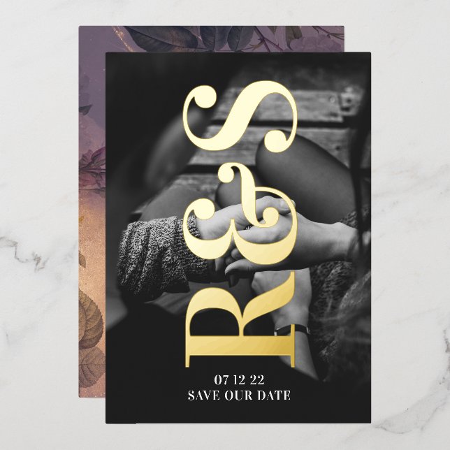 Invitación Con Relieve Metalizado Monograma Púrpura Caída Guardar La Fecha (Anverso/Reverso)