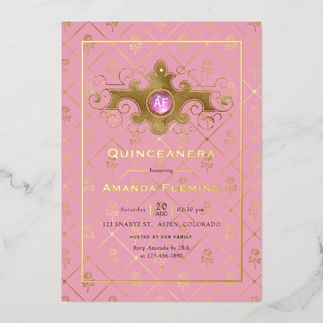 Invitación Con Relieve Metalizado Monograma Quinceañera de guijarros rosados y dorad (Anverso)
